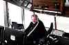 PÅ BROA: Førstestyrmann Per Rune Kausland har erfart at det blir færre norske sjøfolk siden han begynte som sjømann. Han ber om politiske grep for å bevare norsk maritim kompetanse.