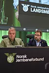 Oppe ved dirigentbordet sitter Ole og Ola (Strøm og Kleiven).