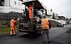 Været i Norge gjør at asfaltarbeiderne ikke kan jobbe året rundt. Peab Asfalt sier de ikke lenger ønsker å betale for permittering av ansatte når de ikke kan jobbe.