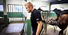 Røkter Marius Grinden stortrives med jobben, men syns lønna er for lav.