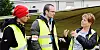 Pawel Skiba og Marwicz Maciej lytter til Vigdis Vestvik på streikens første dag i fjor høst. Nå er bedriften slått konkurs.