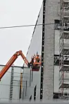 ENORMT: Her monteres Norges største produksjonsanlegg for strøm med solceller integrert i fasaden.