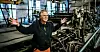 LEVENDE FORMIDLING: Museumsarbeider Trine E. Edvardsen forteller og synger om livet som ble levd på Ådalsbruk i Løten da papirindustrien gikk for fullt.