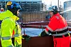 Prosjektleder fra Oslo Bygg, Senthalan Sellathurai (t.v.) og driftsleder Lars Vestli foran den røde fagbjelken på over 30 tonn. En spesialkran skal heise den på plass når vær og vind tillater det.