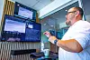 Torleif Høyvik peker på skjermer under en digital kursdemonstrasjon.