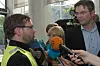 Et sjeldent syn. Akademikerne streiket i 2006. Leder i Akademikerne Knut Aarbakke blir intervjuet da streiken var et faktum. I år har Akademikerne inngått en avtale på egen hånd og ønsker for framtida at det meste avgjøres lokalt uten mulighet for bruk av streik.