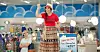 STÅR PÅ KRAVA: America Ferrera, kjent fra serien Ugly Betty, spiller hovedrollen Amy Sosa i TV-serien Superstore. Her fra en tidlig scene i serien, der fagorganisering melder seg som et viktig tema.