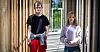 PÅ OMVISNING: 14-åringene Olav Solvang og Sara Inversini syntes det var sterkt å besøke Hegnhuset. 69 søyler, like mange som antall drepte, bærer taket over det tidligere kafébygget. Flere hundre søyler på utsiden symboliserer alle som opplevde terroren og hegner om historiene og minnene.