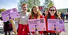 Fra venstre: Inga Skåden, Nora Glad-Iversen Ryen og Mathilde Mykløy fra Ringsaker AUF med plakater om likelønnsdagen.