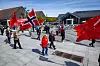 Ringsaker kommune nektet 1. mai-toget å bruke torget i Brumunddal, fordi arrangementet var for politisk. Her marsjerer toget forbi torget, før de holdt ett minutts stillhet i protest.