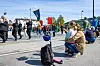 Både gamle og unge hadde møtt opp langs løypa for å se på byens første 1. mai-tog på 20 år.