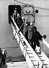 Regjeringen Nygaardsvold ankommer Oslo 31 mai 1945 på dampsikpet 'Andes', eskortert av britiske krigsskip. Johan Nygaardsvold følges av blant andre Trygve Lie og C. J. Hambro.