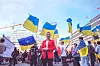 LO-leder Peggy Hessen Følsvik besøkte ukrainere på Youngstorget før hun holdt sin tale for dagen.