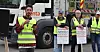 FORTSETTER: Christian Berg (t.v.) er en av de 15 som er tatt ut i streik i GlobalConnect. Mandag holdt han appell utenfor bedriftens hovedkontor på Fornebu.