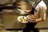 NEDERST: Servitører på restaurant ligger nederst på snittlønn-oversikten fra Statistisk Sentralbyrå.