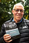 FORFATTEREN: Tom Nilsen viser stolt fram boka si som han har skrevet på ett år. I kjærlighet til arbeiderbevegelsens hardtarbeidende kvinner og menn.