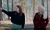 AUF-leder Astrid Hoem viser programleder LIv Gulbrandsen rundt på Utøya.