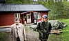 SKOLESTUA: Frivillige frå Folkehjelpa klarte å barrikadere Skolestua sånn at rundt femti ungdommar overlevde. Ein av dei var Vegard Wennesland (til høgre).