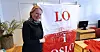 Leder i LO i Oslo, Ingunn Gjerstad, viser fram LO i Oslos fane som var ny til 100 års jubileet i fjor. Fortsatt får den ikke luftet seg 1. mai, men Gjerstad er sikker på at det blir et flott 1-mai-arrangement selv uten det tradisjonelle arrangementet på Youngstorget.