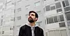 NOMINERT: Zeshan Shakar er en av tre forfattere som kan vinne LOs litteraturpris i år. Her er han foran blokka i Tante Ulrikkes vei på Stovner hvor han vokste opp.