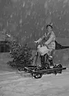 Baneformannen på Ustaoset syklende på sin dresin med årets juletre, som han måtte få sendt med toget.