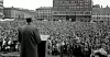 YOUNGSTORGET: Konrad Nordahl taler til et fullsatt Youngstorget i Oslo, 1. mai 1963.