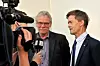 Roger Hansen, leder i Norsk Transportarbeiderforbund (til venstre) og administrerende direktør i NHO Transport, Jon H. Stordrange er fornøyd med ny tariffavtale for buss-sektoren. Sju timer på overtid, kunne de to presentere resultatet hos Riksmekleren.