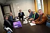 LIKE FØR: Inne på riksmeklerens kontor onsdag morgen, rett før oppstartmøte for meklingen. F.v. avdelingsdirektør Grete Jarnæs , personaldirektør Gisle Norheim i staten, riksmekler Nils Dalseide, forhandlingsleder Petter Aaslestad for Unio Stat, LO Stat-leder Tone Rønoldtangen og YS Stats forhandlingsleder Pål N. Arnesen.