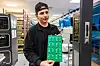 Over 7.000 ulike komponenter finnes på lageret. De festes til brettet med loddetinn (øverst til høyre). Den store fienden er statisk elektrisitet, så alle ansatte må teste seg før de går inn i lokalene (nederst til høyre).