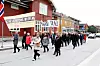 PAROLER: Engasjerte mennesker i tog.