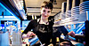 KAFFE-KUNSTNER: Silvia Andreasson heller melkeskum-mønster i en kaffe latte. Å være barista innebærer at man må kunne mye om forskjellige typer kaffebønner og tilbereding. Man må også være serviceinnstilt, og hjelpe kunden til å velge rett kaffe i mylderet av smaker.