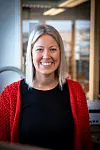 SJEF: – Det beste med yrket er å kunne styre mitt eige arbeid, seier Marit Therese Sinnes.