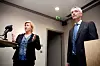 Finansminister Siv Jensen mottar utredningen 'Lønnsdannelse og utfordringer for norsk økonomi' fra leder utvalgsleder Steinar Holden.