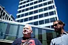 DISKRIMINERING: – Slutt å diskriminere, ropte Roger Dehlin, leder i Fagforbundet Oslo, opp mot Spekter under fredagens fanemarkering i forbindelse med sykehusstreiken. Her står han sammen med Ola Laskemoen, sekretær i Fagforbundet Oslo. Bak ruver bygget der Spekter har kontor.