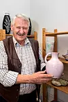 FRA SAMLINGEN: Leif Nicola Bjerén holder fram en vase med hank fra mellomkrigstiden. Denne er laget av Eilif Whist i verkstedet hans i Waldermar Thranesgate i Oslo.
