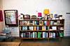 LITTERATURHUSET: Sentralbadets litteraturhus har sjølsagt et utvalg bøker til salgs.