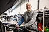 VARIERT: Bilmekaniker Trond Kjetil Samslått driver mye med feilsøking på Hyundai. Det krever både kompetanse og erfaring.