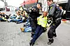 HAVNERARBEIDERSTREIKEN: Den streikende Ole Martin Hustad bringes bort av politiet fra havna i Tromsø i 2014.