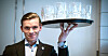 Servitør Andreas Tharaldsen ønsker seg en sosialistisk restaurant.