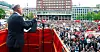 1. mai-markeringen slik den pleier å være, med tett av folk på torg og i gater, appeller, korps og faner. I år blir det annerledes. Bildet er fra byrådsleder Raymond Johansens tale på Youngstorget i Oslo i fjor.