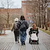Mari Storstein sammen med assistent og mor.