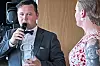 Leder av Holla Industri Energi, Håvard Stamnestrø, mottar forbundets gave.