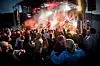 HAR DU KJØPT DEG NY GJØDSELSPREIAR: Vassendgutane sitt varemerke er å lage god stemning - og det var det til gagns på Den Store Havnefestivalen i Østfold. Feststemde folk svinga seg til alle dei gamle låtane, og fekk som første publikum høyre ei ny låt om kreps og krabbe.