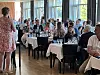 AU-medlem Barbro Auestad taler til en feststemt forsamling.
