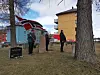 Kransnedleggelse ved bysten av Redvald Knutson. Han jobbet på anlegget i Dunderløandsdalen i 1902. Da sendte han et telegram til Norsk Arbeidsmandsforbund: «Har sluttet. Vanskelige organisasjonsforhold. Farlige arbeidsforhold. Har startet avis.» Avisa han staret het Dunderlandsdølen, men heter i dag Rana Blad. Leder i LO i Rana, Øystein Fagerli, legger ned blomster.