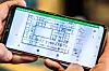 UUNNVÆRLIG: Mobilen er blitt et helt sentralt verktøy for tømrere.