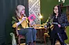 FRA DYBET: Åsne Hagen (t.v) bokbader historiker Johanne Bergkvist som har skrevet forordet i forlagets første utgivelse novellesamlingen 'Fra dybet' av Marius Braatt.