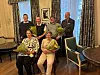 Jubilantene, mens flankert av fagforeningsleder Per Roar Aas og forbundssekretær i Styrke, Ronny Kristoffersen (t.h. bak).