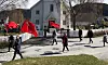 Flaggborgen i 1. mai-toget passerer Hommelvik kirke.