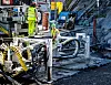 Boreriggen er klargjort for 60 meter horisontal boring gjennom fjellet. Joachim Johansen følger med. Martin Lie med ryggen til.